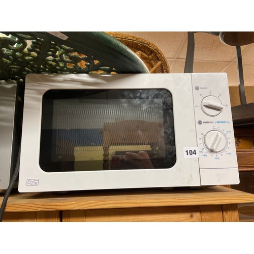 104 - MICROWAVE OVEN