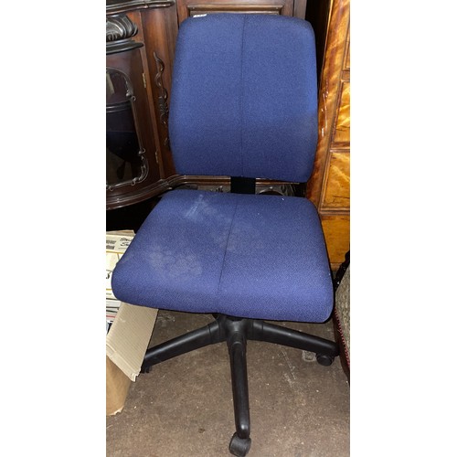 147 - NAVY BLUE OFFICE SWIVEL CHAIR