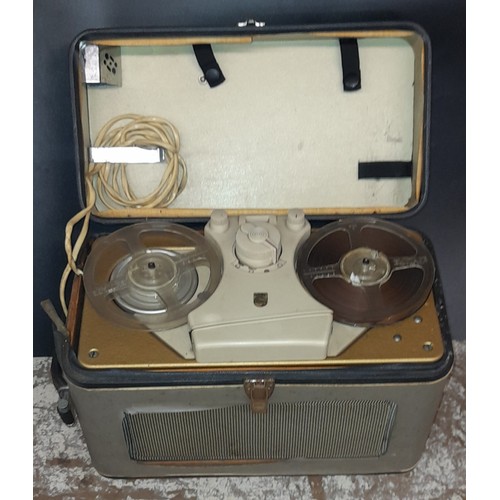 490 - VINTAGE REEL TO REEL TAPE RECORDER