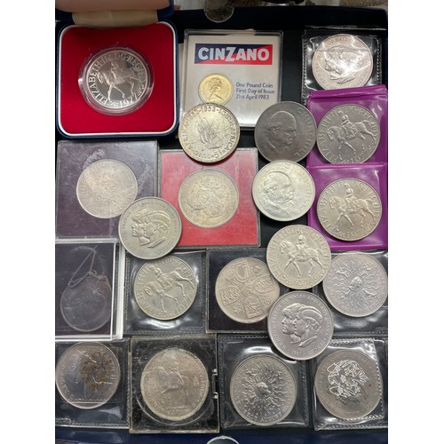 573 - TRAY OF ASSORTED COMMEMORATIVE CROWNS AND PROOF COINS