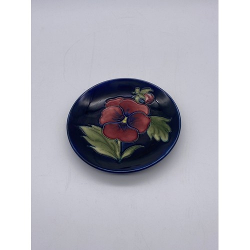 562 - MOORCROFT PANSY PIN DISH ON BLUE GROUND