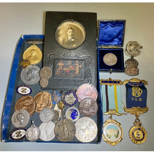 521 - TRAY - SILVER ARP LAPEL BADGE, COMMEMORATIVE ROYAL COINS AND MEDALLIONS, RAOB GILT METAL MEDALLIONS,... 