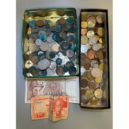 582 - TIN AND TRAY OF GB AND ASSORTED WORLD COINS