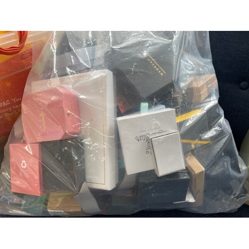 515A - A LARGE BAG OF VARIOUS JEWELLERY PRESENTATION BOXES