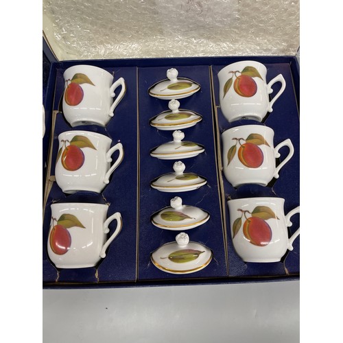 472 - BOXED ROYAL WORCESTER EVESHAM CHOCOLATE POT SET AND PLATED CONDIMENT ON TRAY