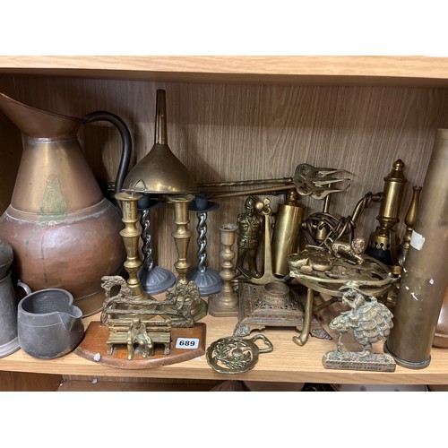 689 - SHELF OF BRASSWARE INCLUDING CANDLE STICKS, TRIVET, GUN SHELL CASE