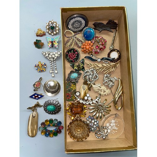 622 - BOX OF VARIOUS BEAD AND PASTE COSTUME JEWLELERY BEADS, AND BROOCHES