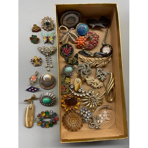 622 - BOX OF VARIOUS BEAD AND PASTE COSTUME JEWLELERY BEADS, AND BROOCHES