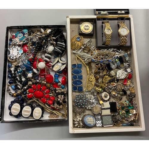 623 - TWO TRAYS OF VARIOUS DRESS JEWELLERY INCLUDING PASTE BROOCHES, FILIGREE FLOWER HEAD BROOCH, DRESS WR... 