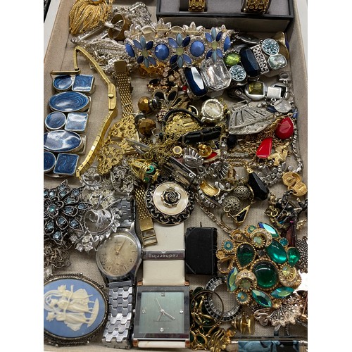 623 - TWO TRAYS OF VARIOUS DRESS JEWELLERY INCLUDING PASTE BROOCHES, FILIGREE FLOWER HEAD BROOCH, DRESS WR... 