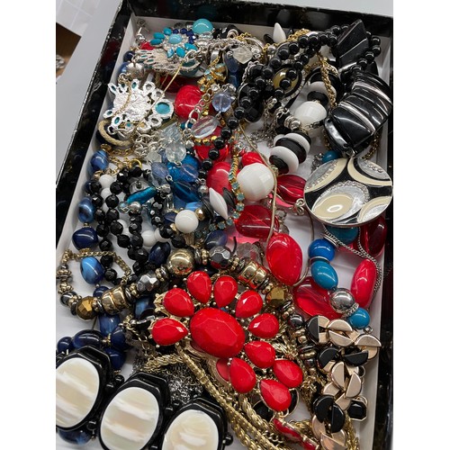 623 - TWO TRAYS OF VARIOUS DRESS JEWELLERY INCLUDING PASTE BROOCHES, FILIGREE FLOWER HEAD BROOCH, DRESS WR... 