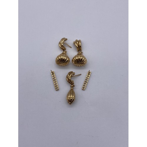 614 - PAIR OF 9CT CZ CHANNEL SET BAR EARRINGS, PAIR OF RIBBED GOURD DROPPER EARRINGS ONE A/F AND A SINGULA... 