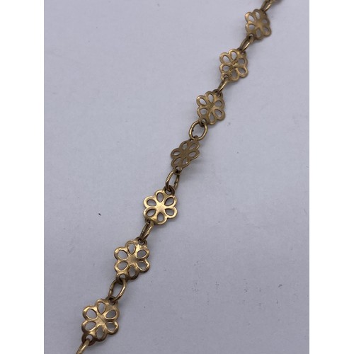 612 - 9CT GOLD DAISY LINK BRACELET 2G APPROX