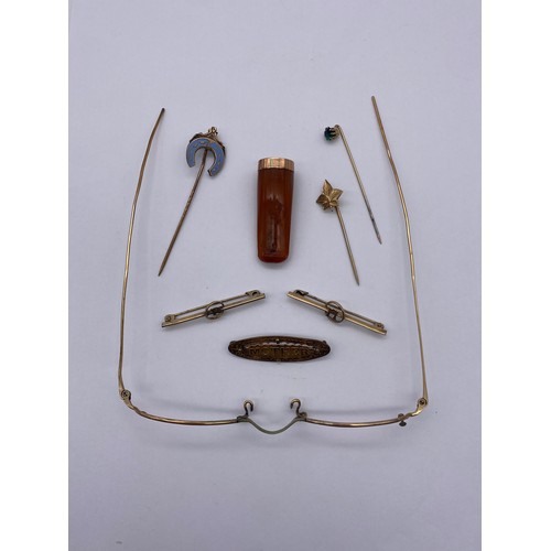 528 - 9CT GOLD BANDED CHEROOT HOLDER, 1/20 10CT SPECTACLE FRAMES, PIN STICKS AND LOZENGE BROOCH