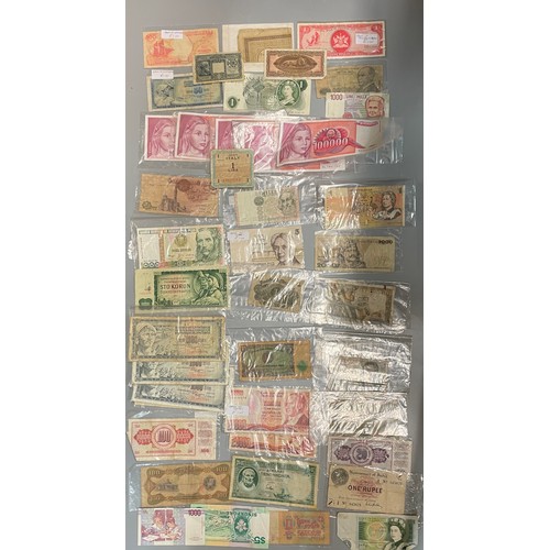 571 - TRAY OF WORLD BANK NOTES, TRINIDAD AND TOBAGO, SINGAPORE, ITALY AND MORE