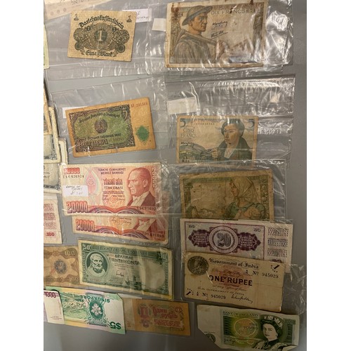 571 - TRAY OF WORLD BANK NOTES, TRINIDAD AND TOBAGO, SINGAPORE, ITALY AND MORE