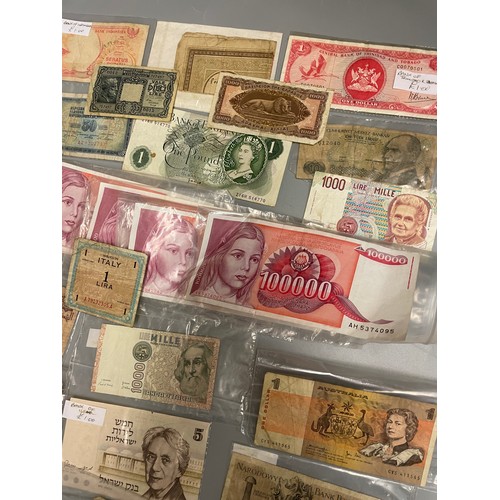 571 - TRAY OF WORLD BANK NOTES, TRINIDAD AND TOBAGO, SINGAPORE, ITALY AND MORE