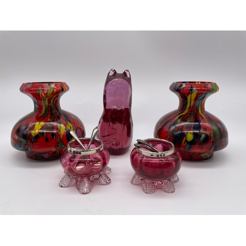 676 - KINGS LYNN CRYSTAL SEATED CAT PAPERWEIGHT, PAIR OF MULTI COLOURED SQUAT VASES, PAIR OF CRANBERRY SIL... 