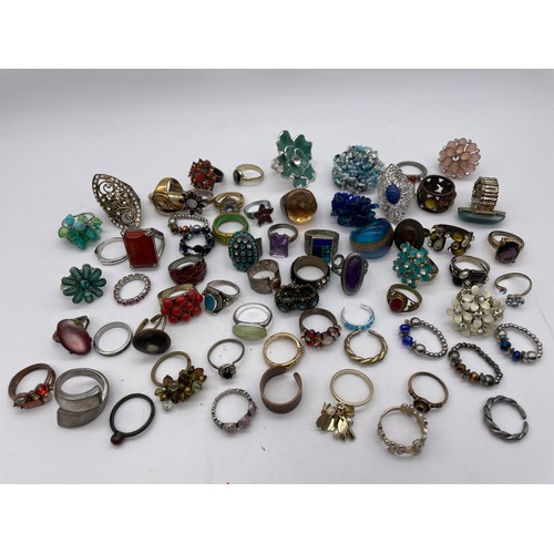 628 - QUANTITY OF COSTUME JEWELLERY DRESS RINGS OF VARIOUS STYLES