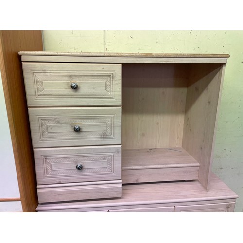 20 - LIGHT WOOD MAPLE EFFECT THREE OVER FOUR DRAWER CHEST AND KNEEHOLE DRESSING TABLE