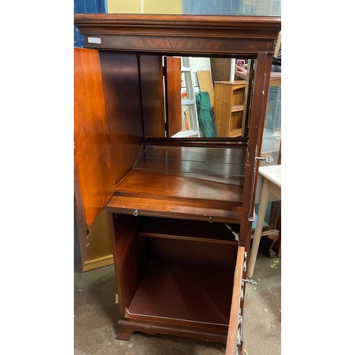 159 - REPRODUCTION MAHOGANY DRINKS CABINET WITH PULL OUT SLIDE