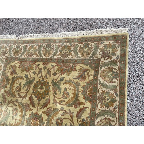 15 - ROLLED GREEN PATTERN FRINGED CARPET 270CM x 185CM