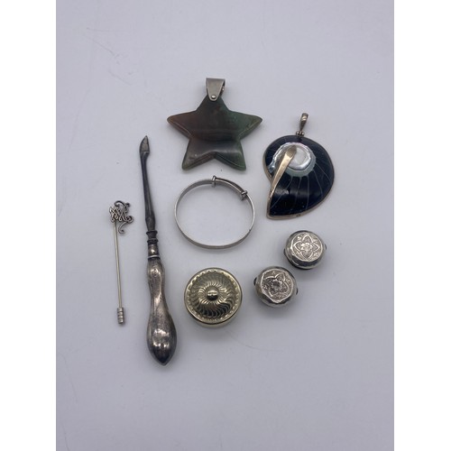 651 - SMALL SILVER BANGLE, SILVER MOUNTED SHELL FOSSIL PENDANT AND OTHER SILVER/WHITE METAL ITEMS