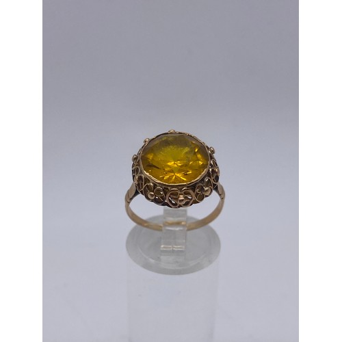 655 - UNMARKED YELLOW METAL AND CITRINE DRESS RING 4G APPROX