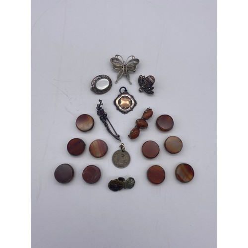 662 - SELECTION OF SILVER AND WHITE METAL BROOCHES AND PENDANTS, SILVER MEDALLION, AGATE BRACELET LINKS