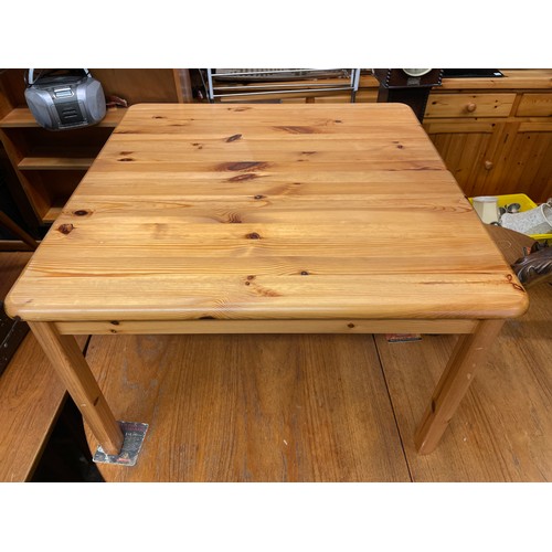 28 - PINE SQUARE COFFEE/LAMP TABLE