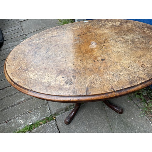 146 - VICTORIAN WALNUT AND MARQUETRY INLAID OVAL TILT TOP LOO TABLE