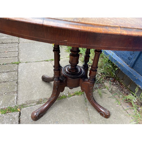 146 - VICTORIAN WALNUT AND MARQUETRY INLAID OVAL TILT TOP LOO TABLE