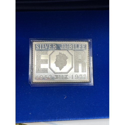 560 - CASED DANBURY MINT SILVER JUBILEE COMMEMORATIVE EDITION INGOT PROOF WITH A SILVER JUBILEE 52-77 POST... 