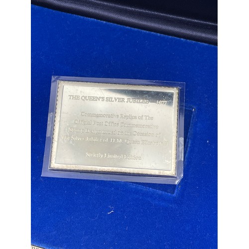 560 - CASED DANBURY MINT SILVER JUBILEE COMMEMORATIVE EDITION INGOT PROOF WITH A SILVER JUBILEE 52-77 POST... 