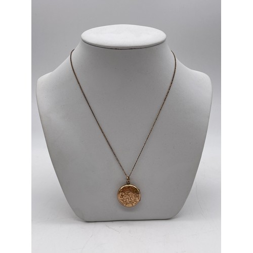 540 - 9CT GOLD TRACE CHAIN WITH A CIRCULAR ENGRAVED BACK AND FRONT PLATED PENDANT