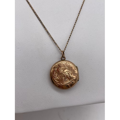 540 - 9CT GOLD TRACE CHAIN WITH A CIRCULAR ENGRAVED BACK AND FRONT PLATED PENDANT