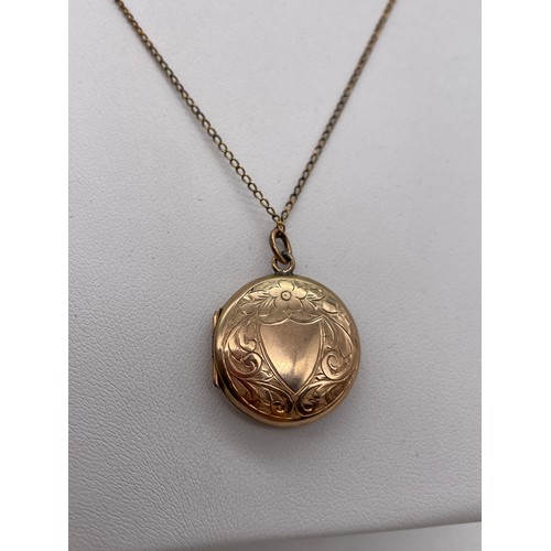 540 - 9CT GOLD TRACE CHAIN WITH A CIRCULAR ENGRAVED BACK AND FRONT PLATED PENDANT