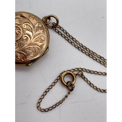 540 - 9CT GOLD TRACE CHAIN WITH A CIRCULAR ENGRAVED BACK AND FRONT PLATED PENDANT