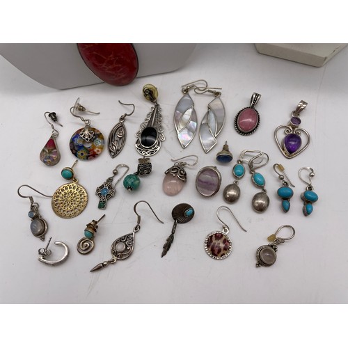 572 - BAG OF SILVER AND WHITE METAL JEWELLERY INCLUDING SEMI PRECIOUS STONE, MOSS AGATE, TURQUOISE MOUNTED... 