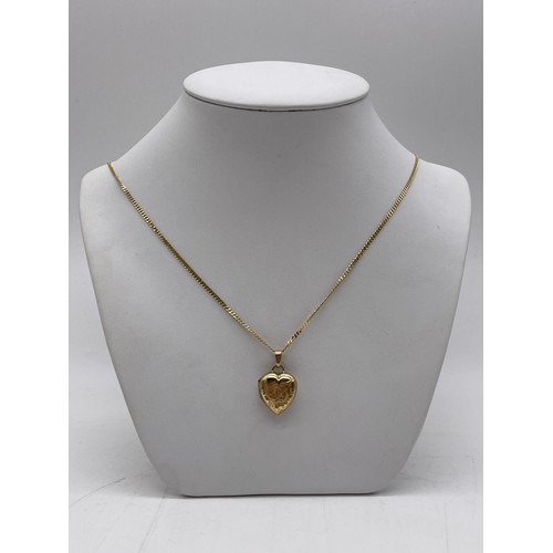 542 - 9CT GOLD FLAT CURB CHAIN WITH HEART SHAPED 9CT GOLD PLATED BACK AND FRONT LOCKET