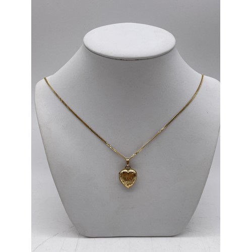 542 - 9CT GOLD FLAT CURB CHAIN WITH HEART SHAPED 9CT GOLD PLATED BACK AND FRONT LOCKET