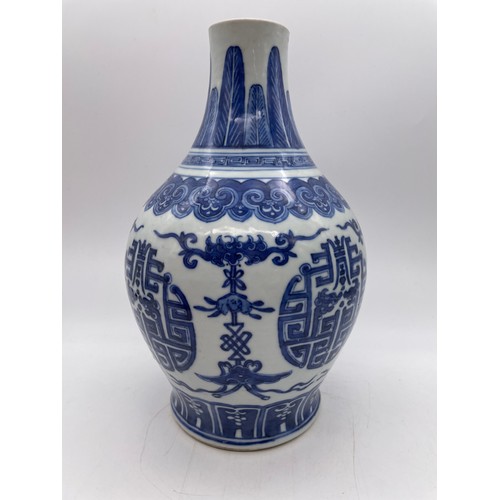 451 - CHINESE TRANSITIONAL STYLE BALUSTER BLUE AND WHITE VASE