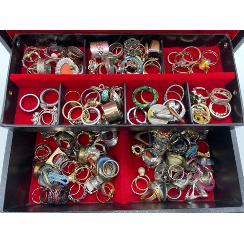 594 - JEWELLERY BOX CONTAINING DRESS RINGS OF VARIOUS STYLES