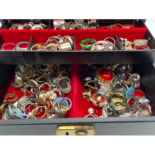 594 - JEWELLERY BOX CONTAINING DRESS RINGS OF VARIOUS STYLES