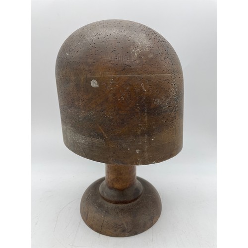 453 - VINTAGE WOODEN MILLINERS HAT STAND