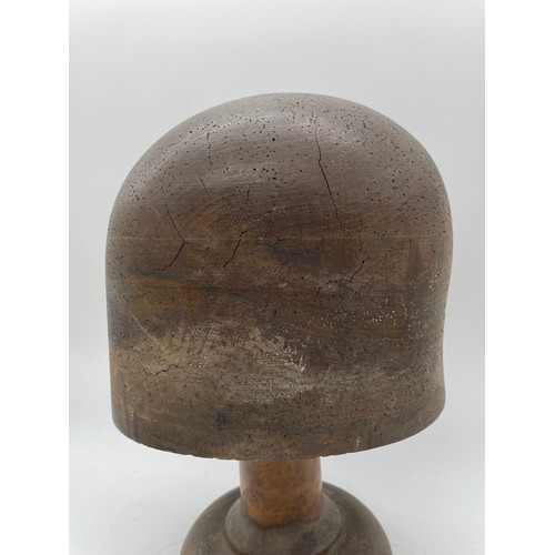 453 - VINTAGE WOODEN MILLINERS HAT STAND