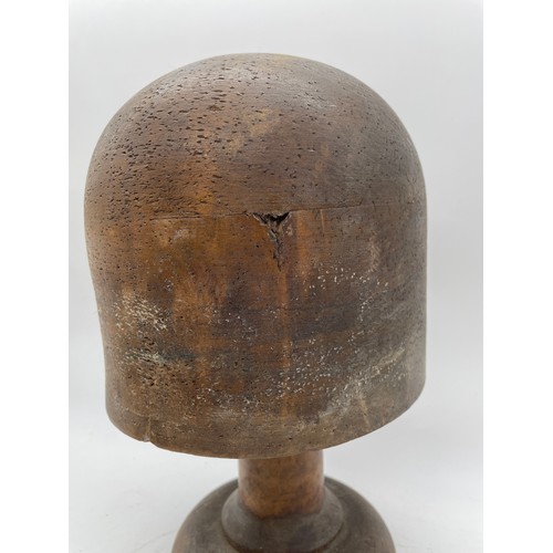 453 - VINTAGE WOODEN MILLINERS HAT STAND