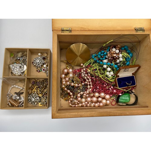 593 - WOODEN JEWELLERY BOX AND CONTENTS INC. POWDER COMPACT AND BROOCHES