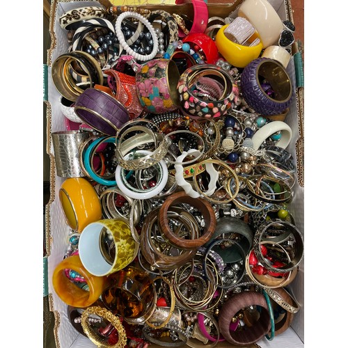 579 - LARGE QUANTITY OF VARIOUS BRACELETS, BANGLES AND CUFFS