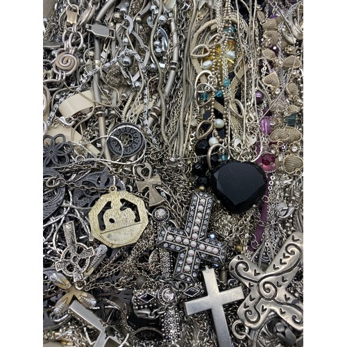 585 - TRAY OF SILVER COLOURED METAL CHAINS, PENDANTS AND NECKLACES